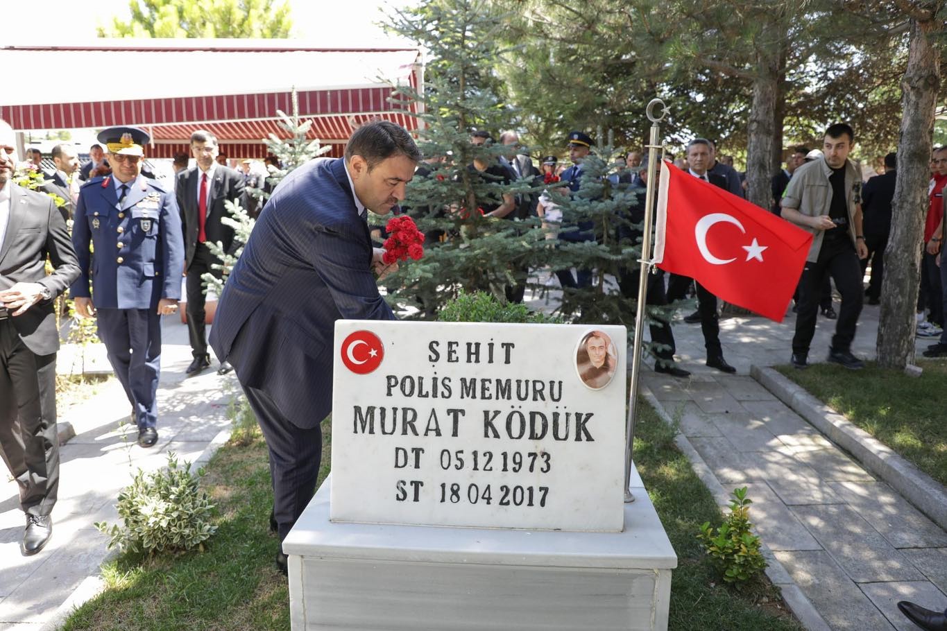 Kütahya’da şehitler kabirleri başında dualarla anıldı
