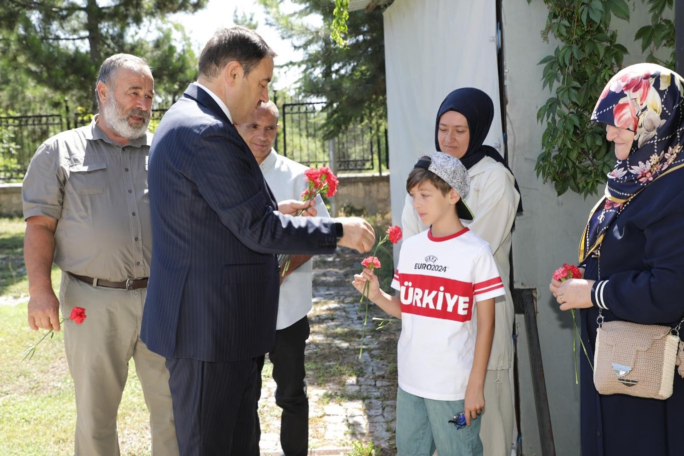 Kütahya’da şehitler kabirleri başında dualarla anıldı
