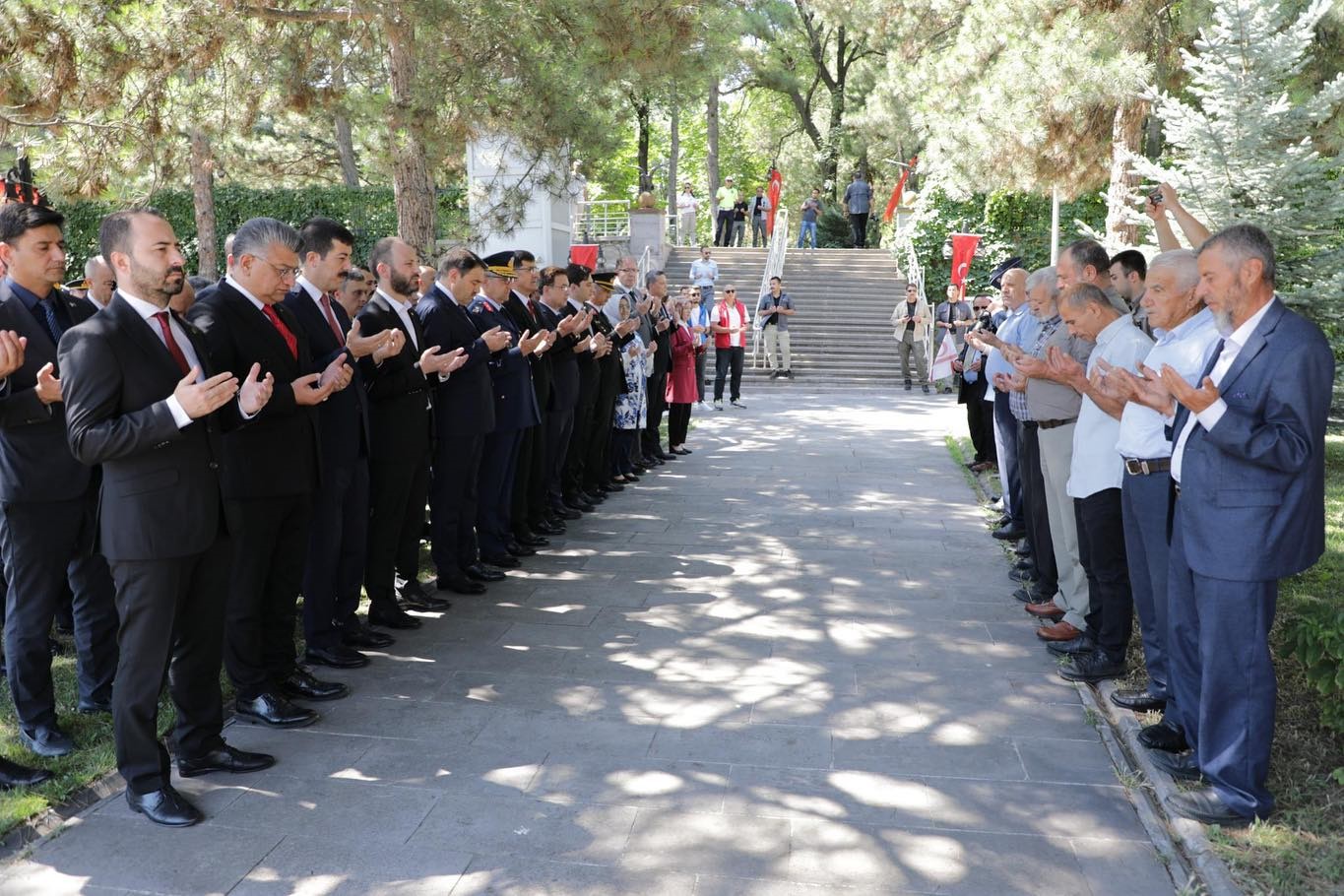 Kütahya’da şehitler kabirleri başında dualarla anıldı
