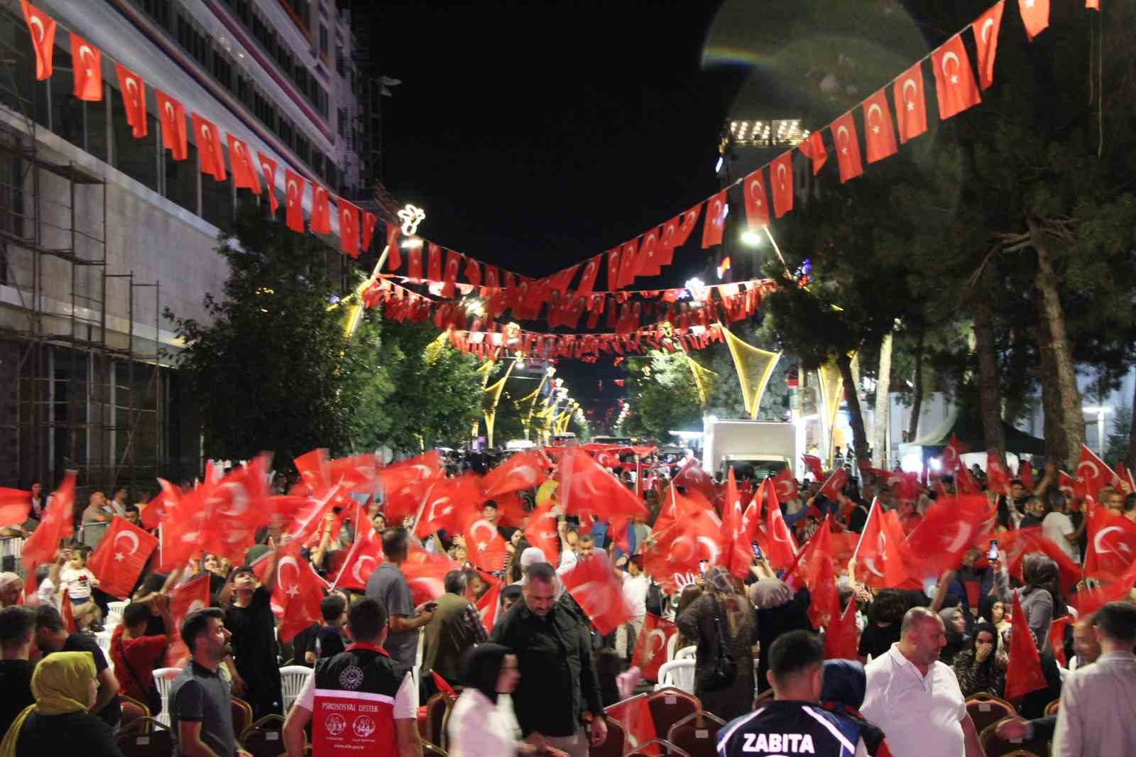 Bingöl’de ‘15 Temmuz Demokrasi ve Birlik Günü’ nöbeti tutuldu
