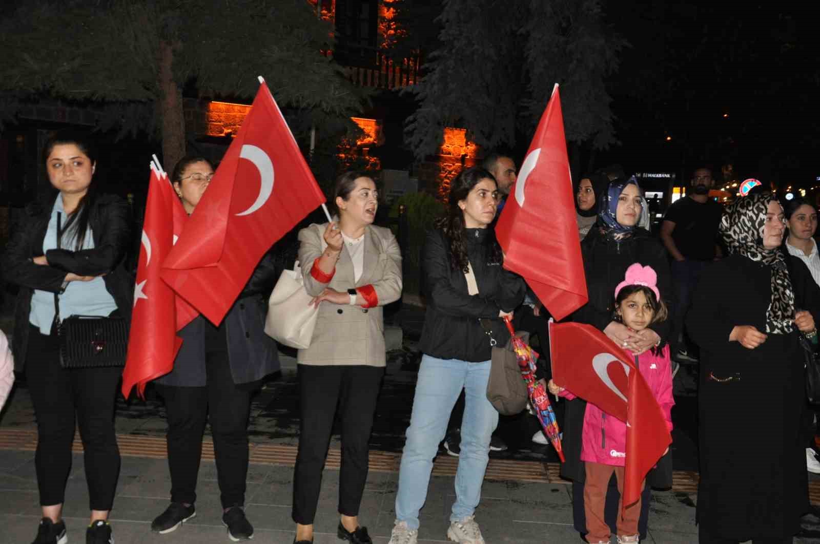 Karslılar 15 Temmuz’un 8. yıl dönümünde meydanları doldurdu
