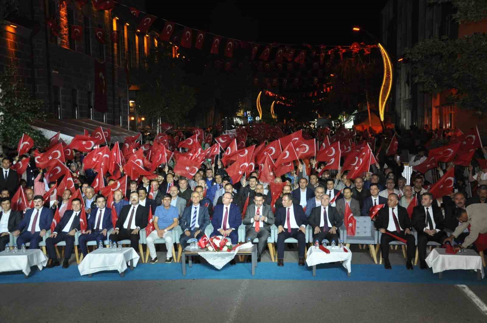 Karslılar 15 Temmuz’un 8. yıl dönümünde meydanları doldurdu
