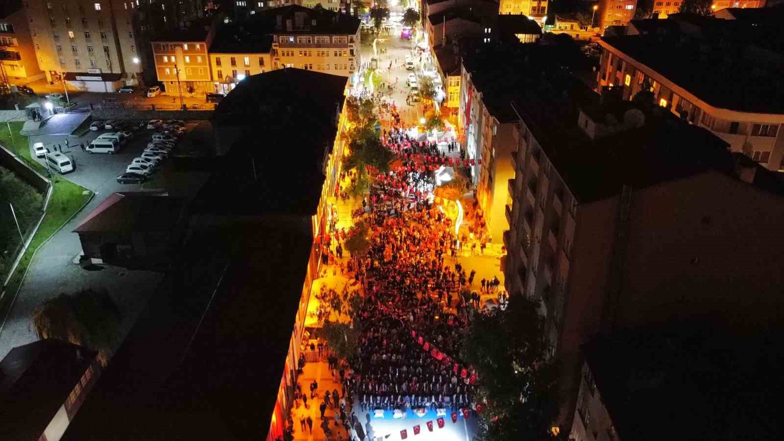 Karslılar 15 Temmuz’un 8. yıl dönümünde meydanları doldurdu
