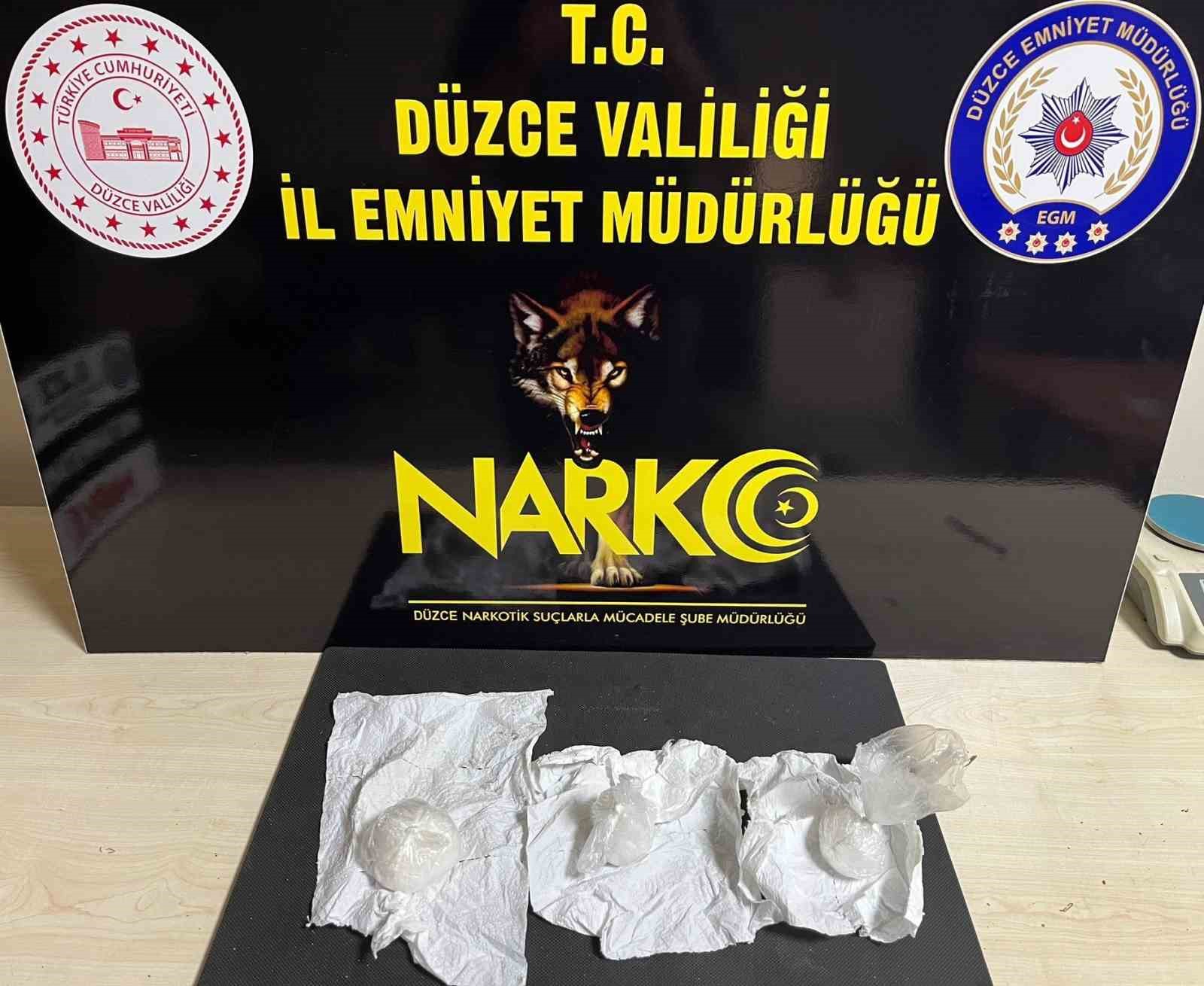 Narkotik köpeği hassas burnu ile uyuşturucu buldu
