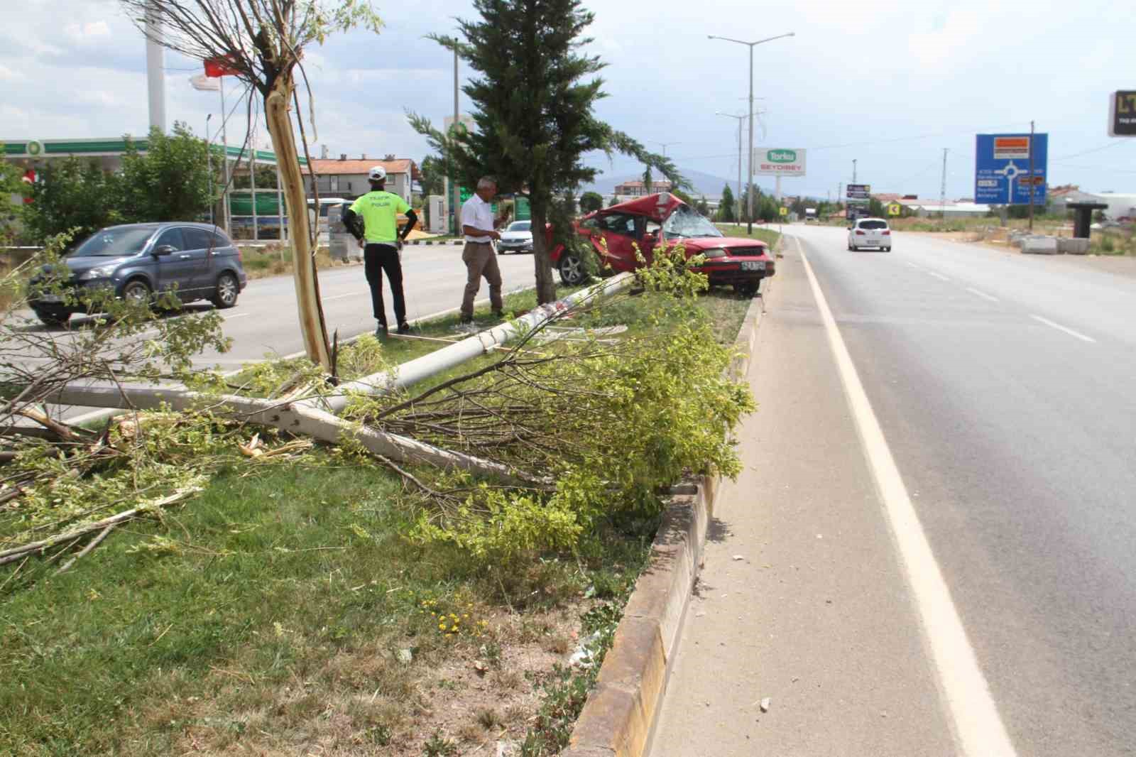 Konya’da otomobil aydınlatma direğine çarptı: 2 yaralı
