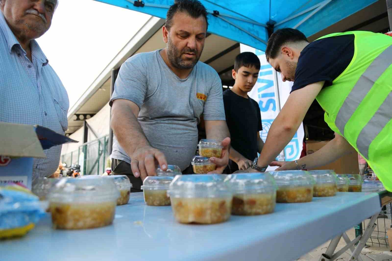 Aşure dağıtımı başladı
