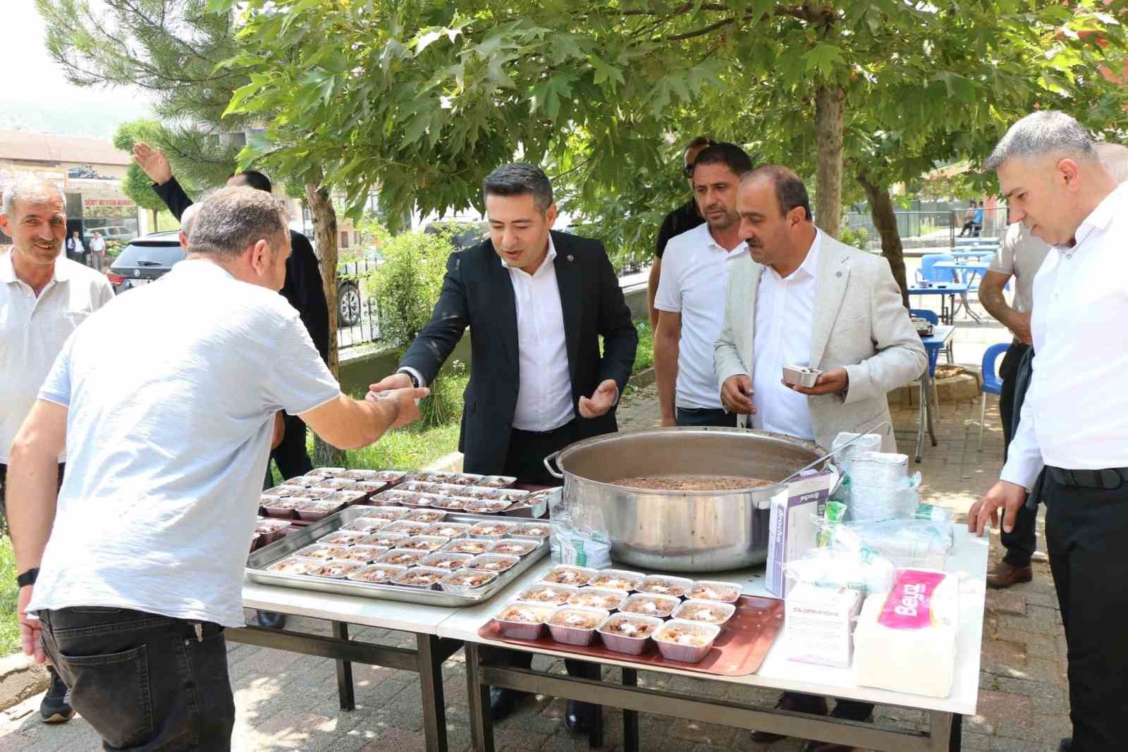 Kaymakam Özçelik, Muharrem ayı dolayısıyla vatandaşlara aşure dağıttı
