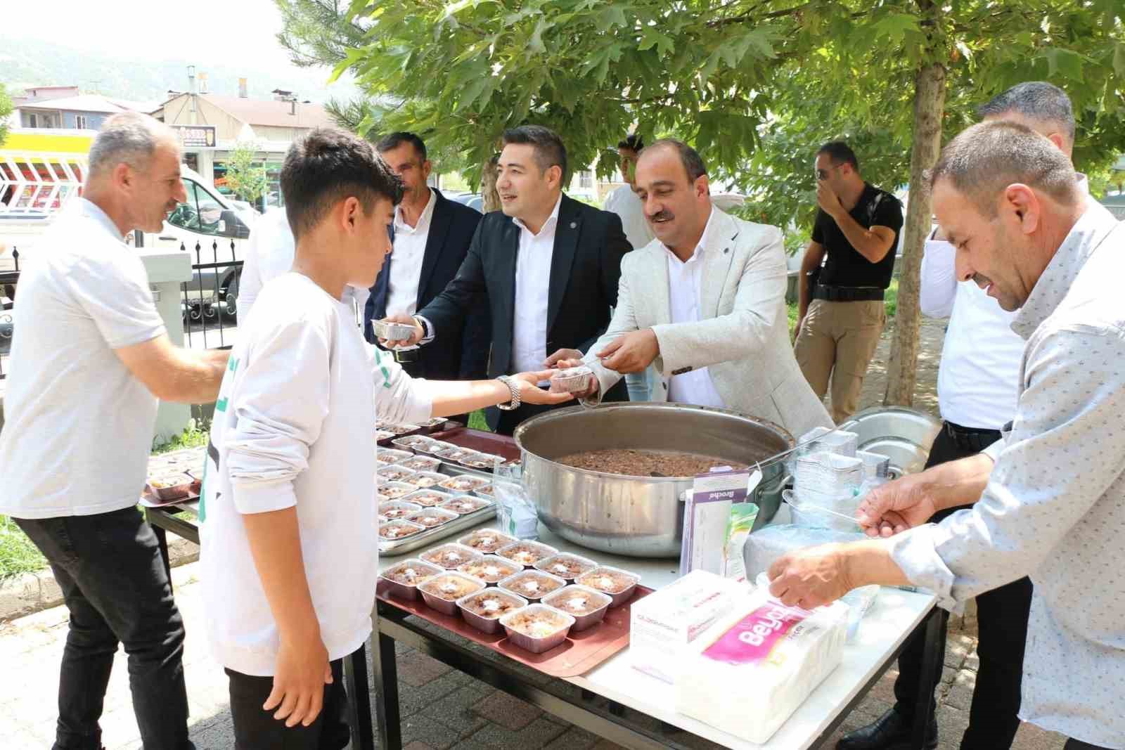 Kaymakam Özçelik, Muharrem ayı dolayısıyla vatandaşlara aşure dağıttı
