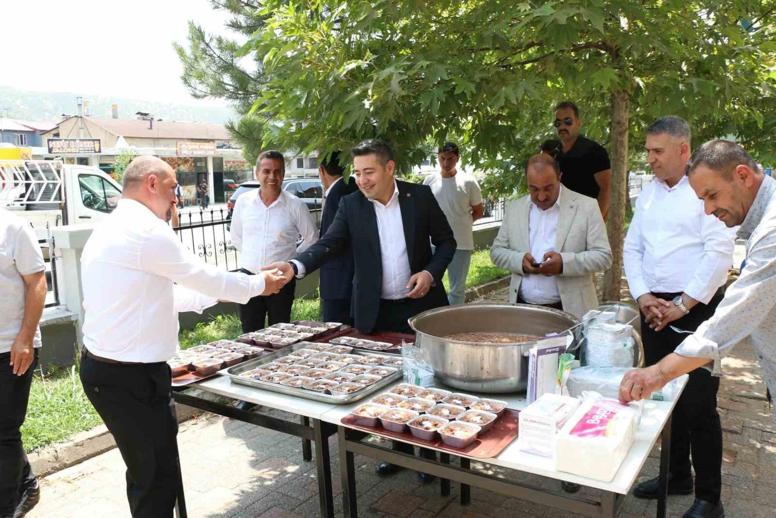 Kaymakam Özçelik, Muharrem ayı dolayısıyla vatandaşlara aşure dağıttı
