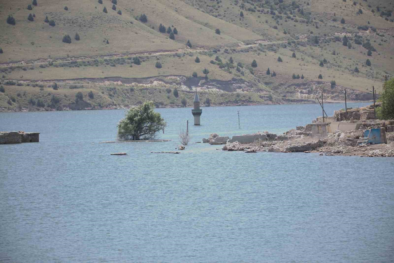 Sarıkamış’ta baraj suyu çekildi
