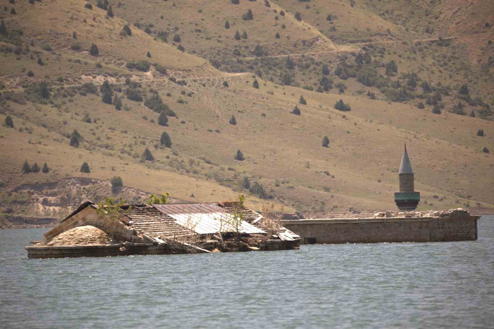 Sarıkamış’ta baraj suyu çekildi
