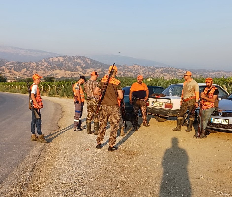 Salihli’de mücadele amaçlı domuz sürek avı yapıldı
