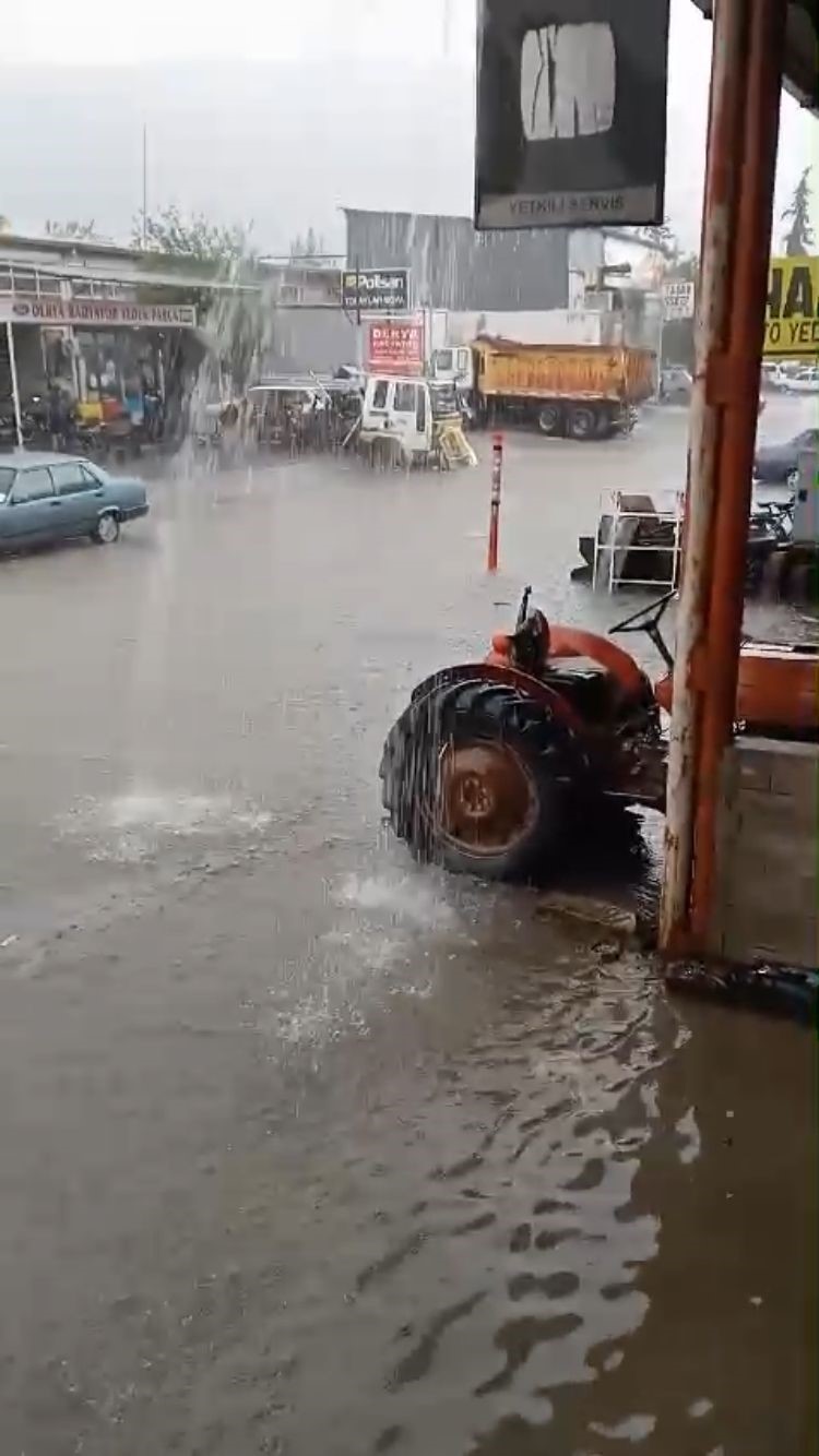 Bucak’ta sağanak yağış etkili oldu, iş yerlerini su bastı
