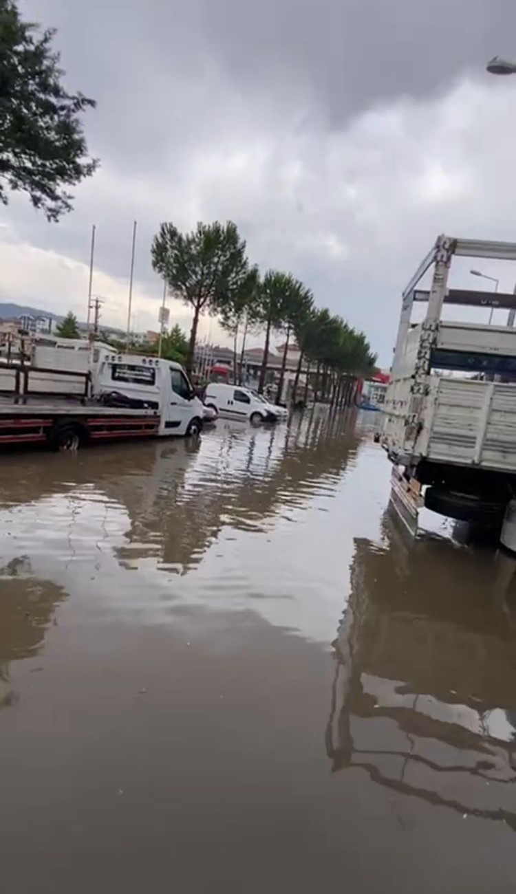 Bucak’ta sağanak yağış etkili oldu, iş yerlerini su bastı
