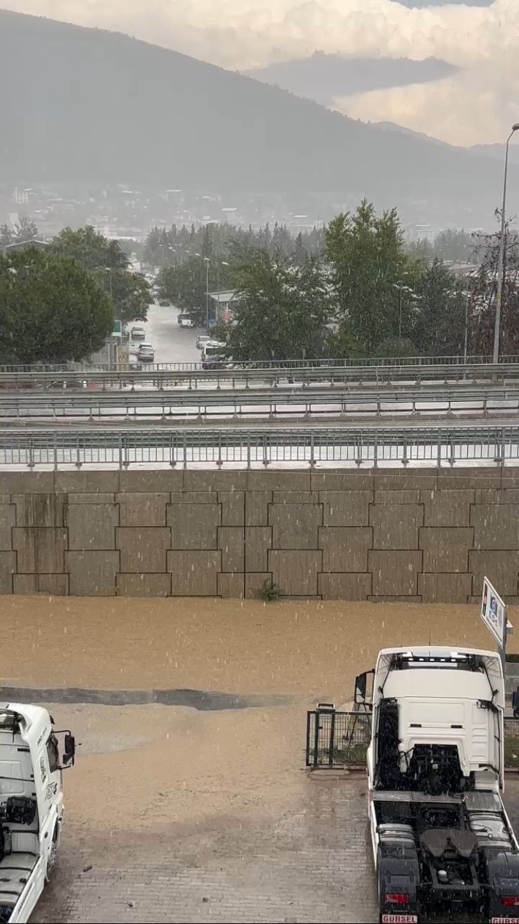 Bucak’ta sağanak yağış etkili oldu, iş yerlerini su bastı
