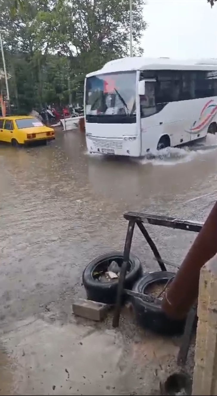 Bucak’ta sağanak yağış etkili oldu, iş yerlerini su bastı
