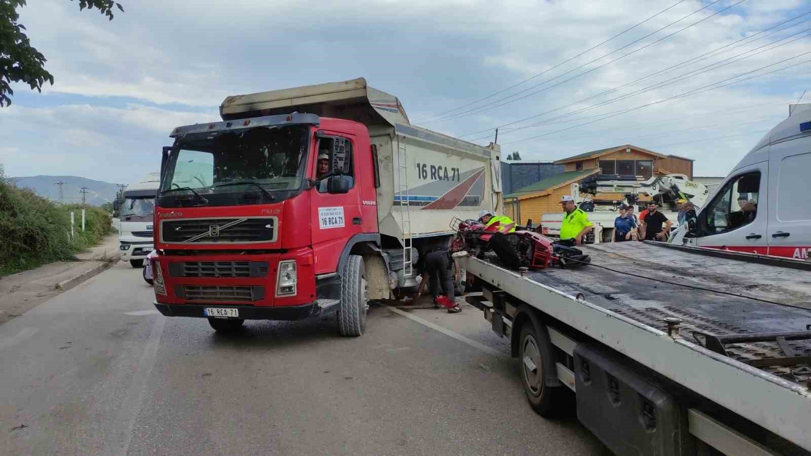 Bursa’da motosiklet kamyonun altına girdi: 1 yaralı
