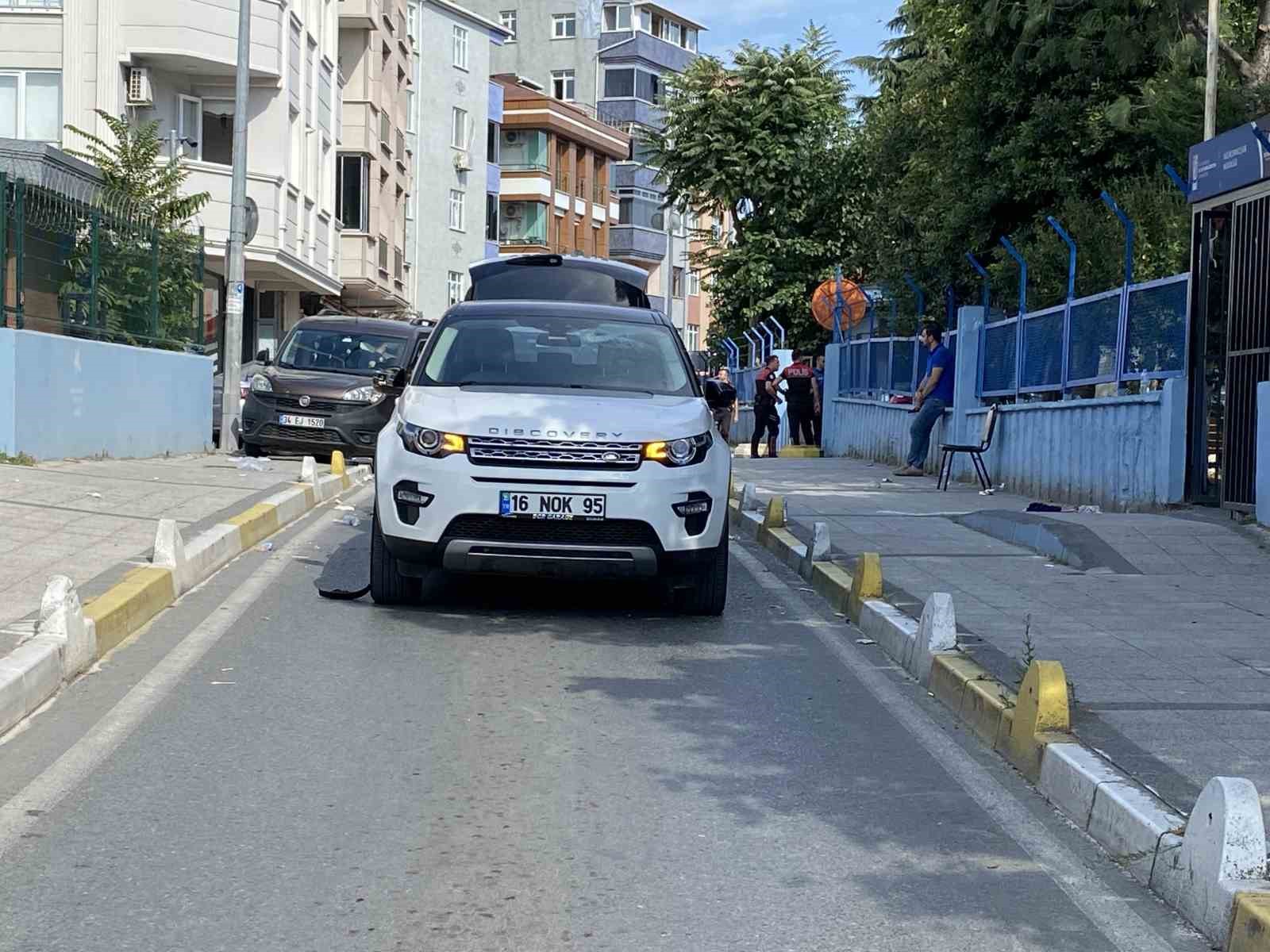 Küçükçekmece’de iki grup arasında silahlı çatışma: 10 yaralı
