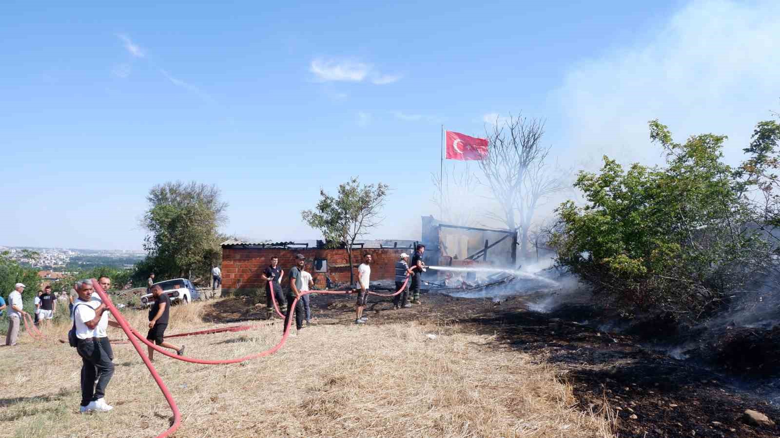 Edirne’de ağıl ve tarım arazileri alev alev yandı
