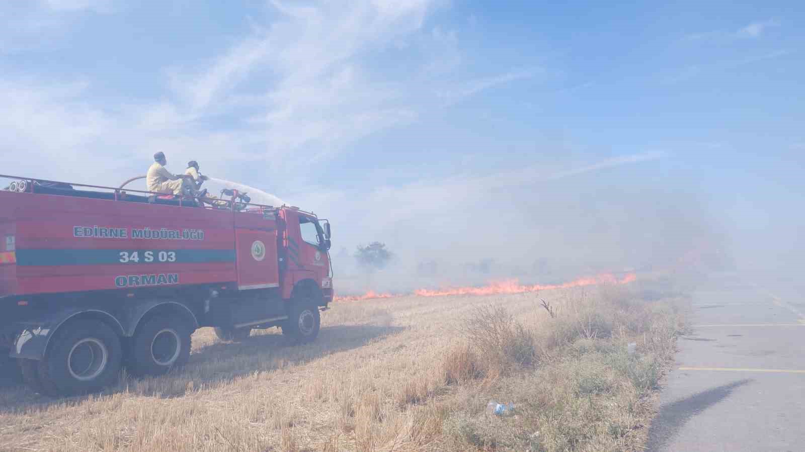 Edirne’de ağıl ve tarım arazileri alev alev yandı
