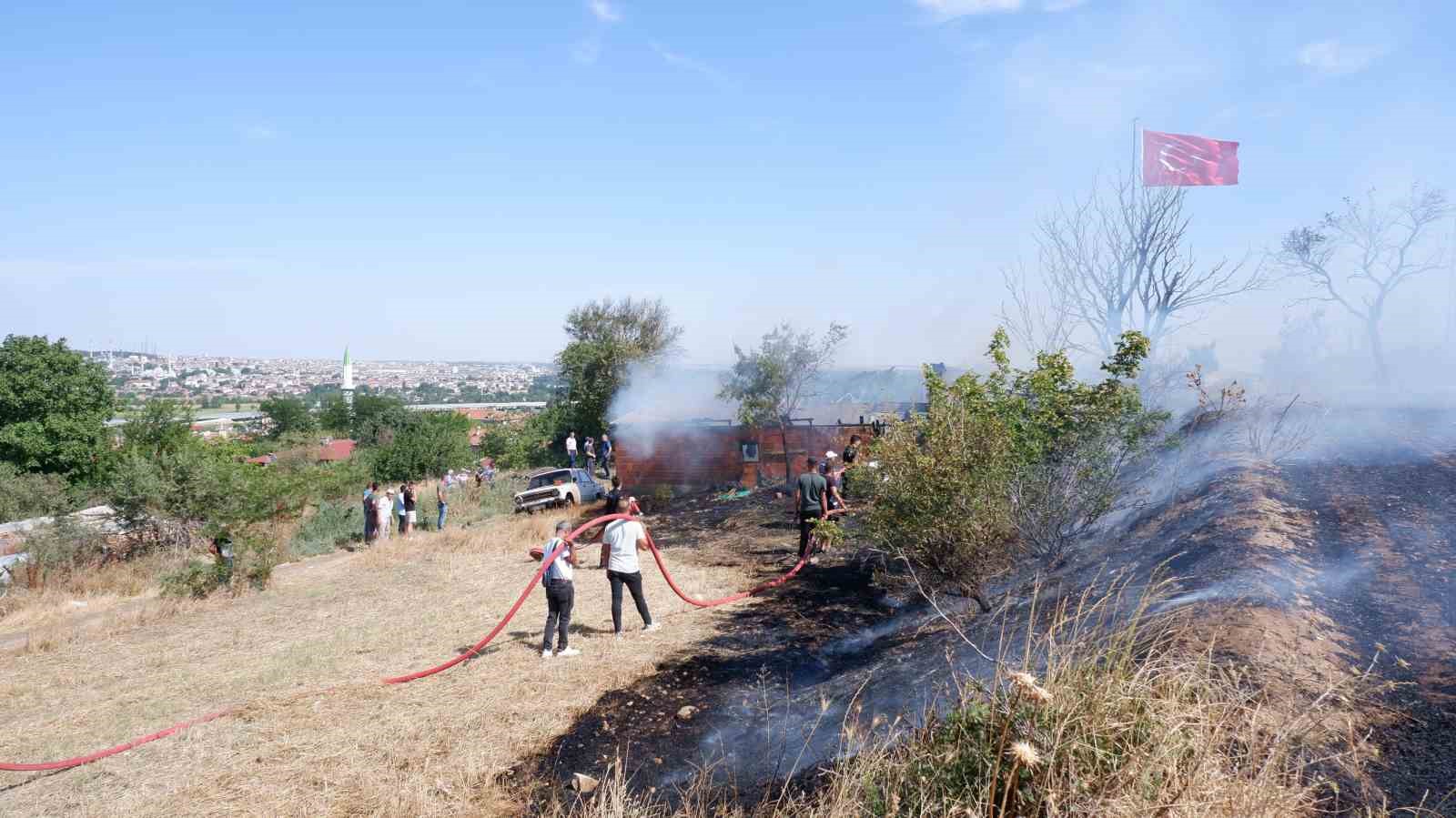 Edirne’de ağıl ve tarım arazileri alev alev yandı
