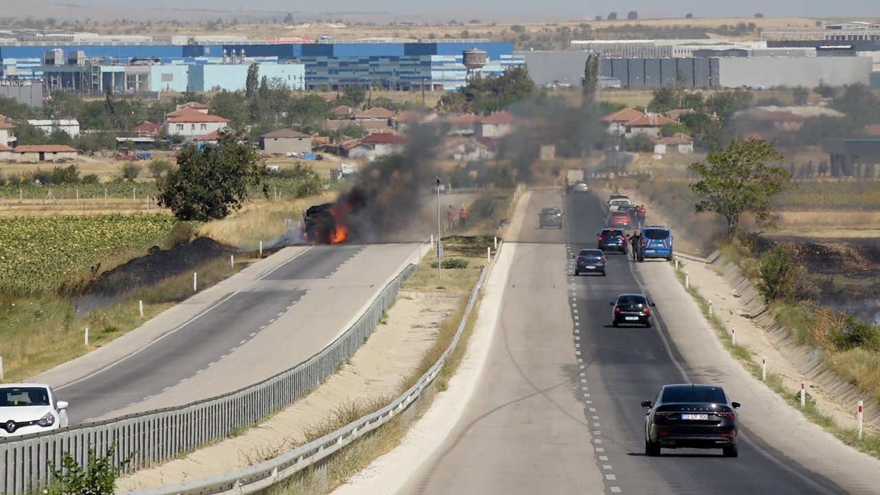 Saman yüklü kamyonet alev topuna döndü: Yangın ağaçlık alanlara sıçradı
