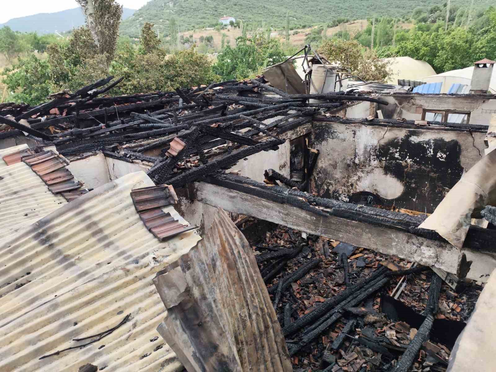 Seydikemer’de alevlere teslim olan ev kullanılamaz hale geldi
