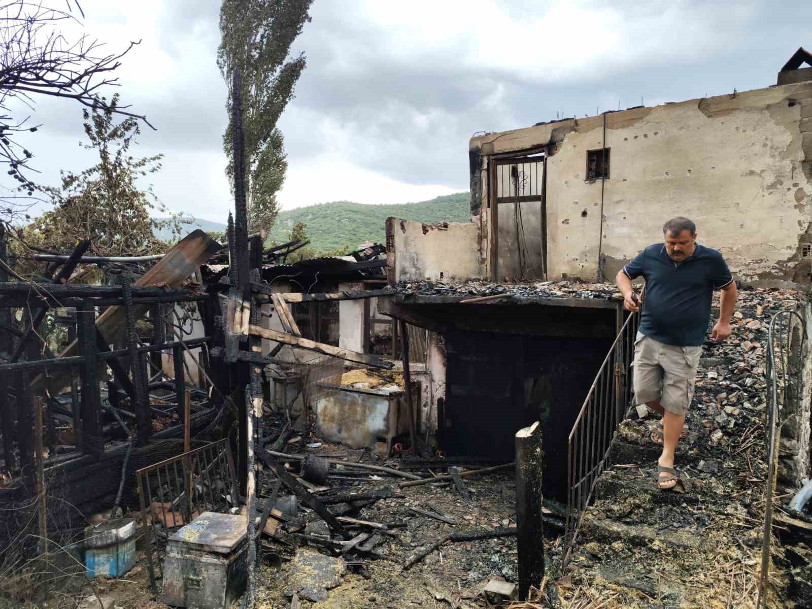 Seydikemer’de alevlere teslim olan ev kullanılamaz hale geldi
