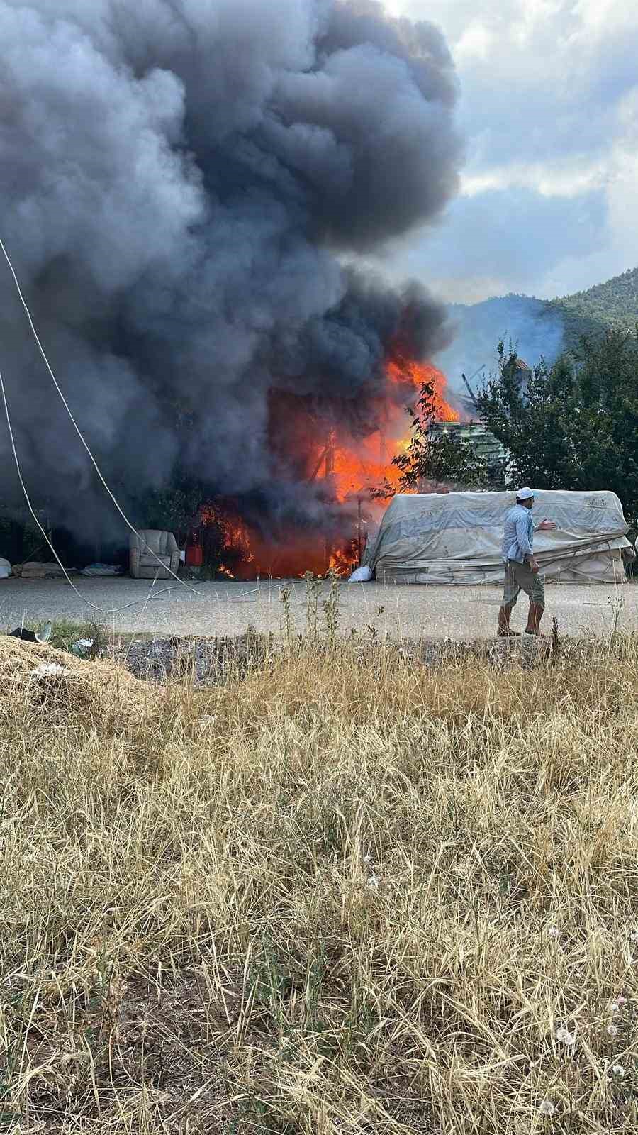 Seydikemer’de alevlere teslim olan ev kullanılamaz hale geldi
