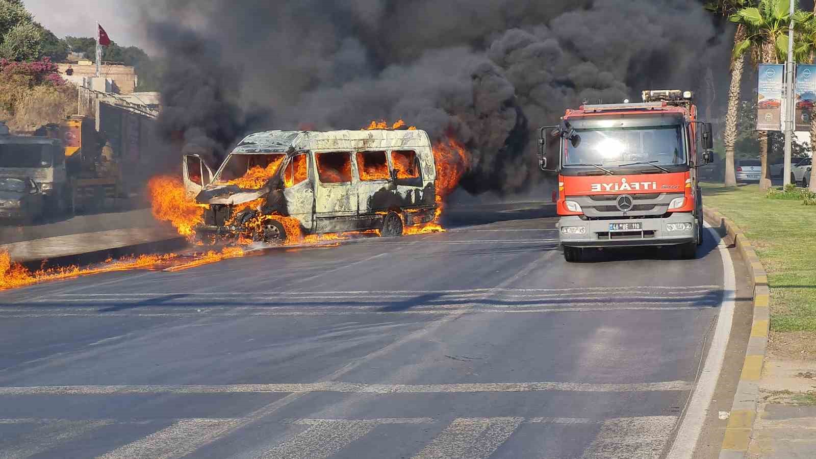 Minibüs alev topuna döndü
