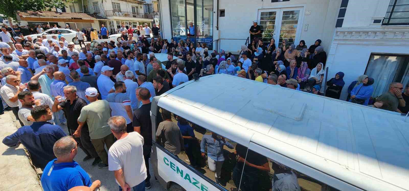 Yalova’da trafik kazasında ölen Osman Akın son yolculuğuna uğurlandı
