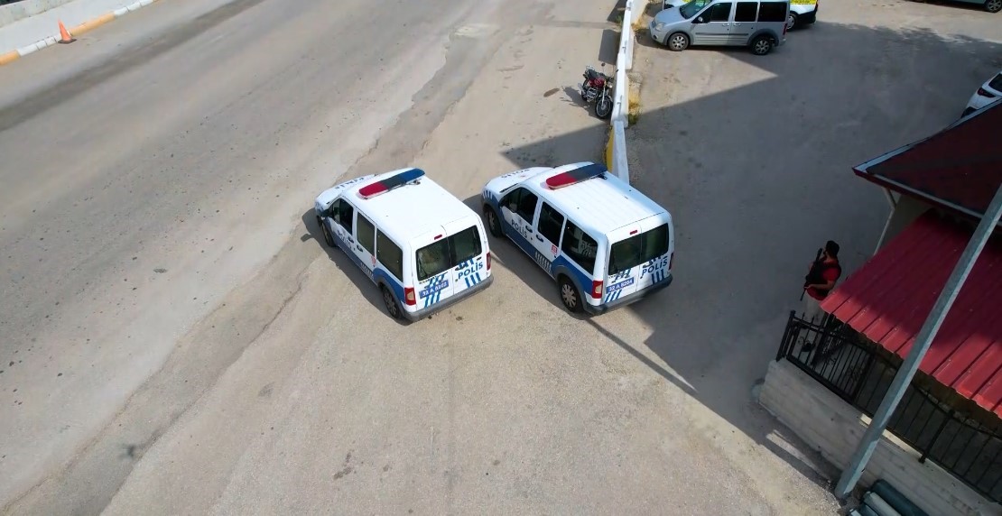 Kendilerini polis olarak tanıtıp evlerden hırsızlık yapan 2 şahıs yakalandı
