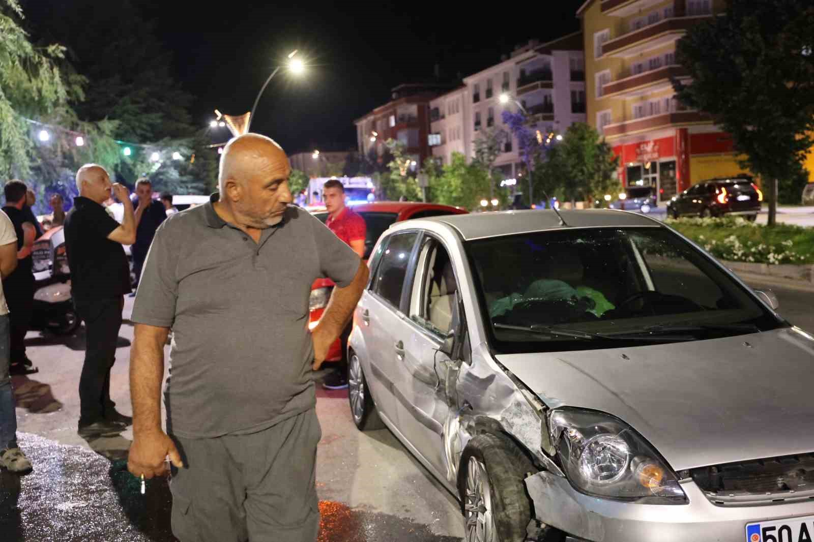 Hırsını önce aracın tamponundan, sonra gazetecilerden çıkarttı
