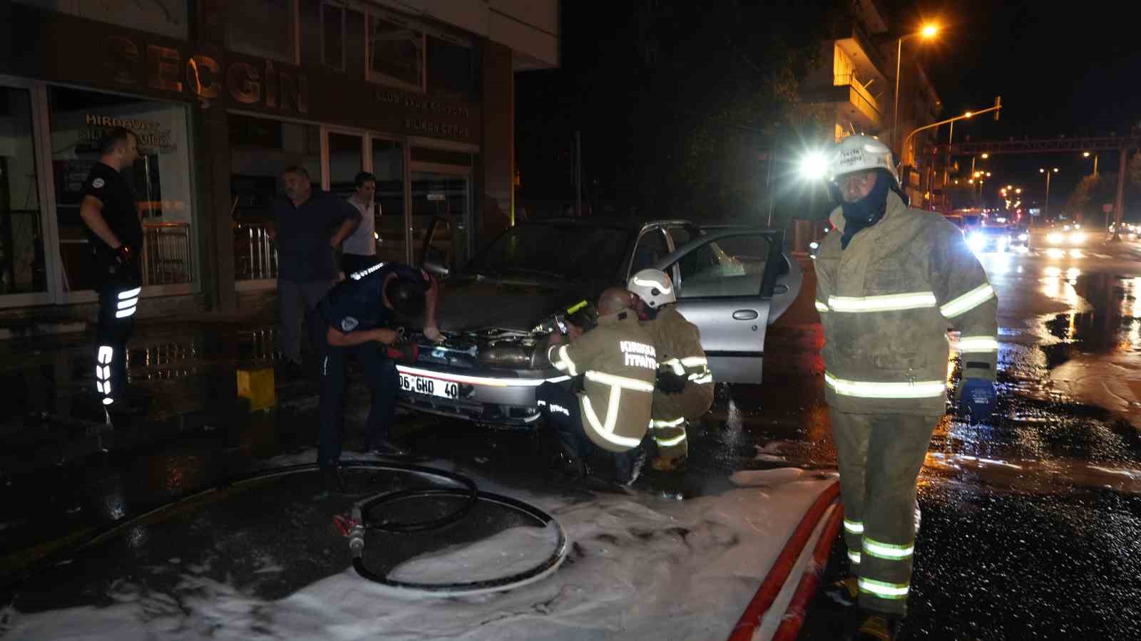 Gece yarısı hayatının şokunu yaşadı: Galeriden aldığı otomobil, evine gidemeden yandı
