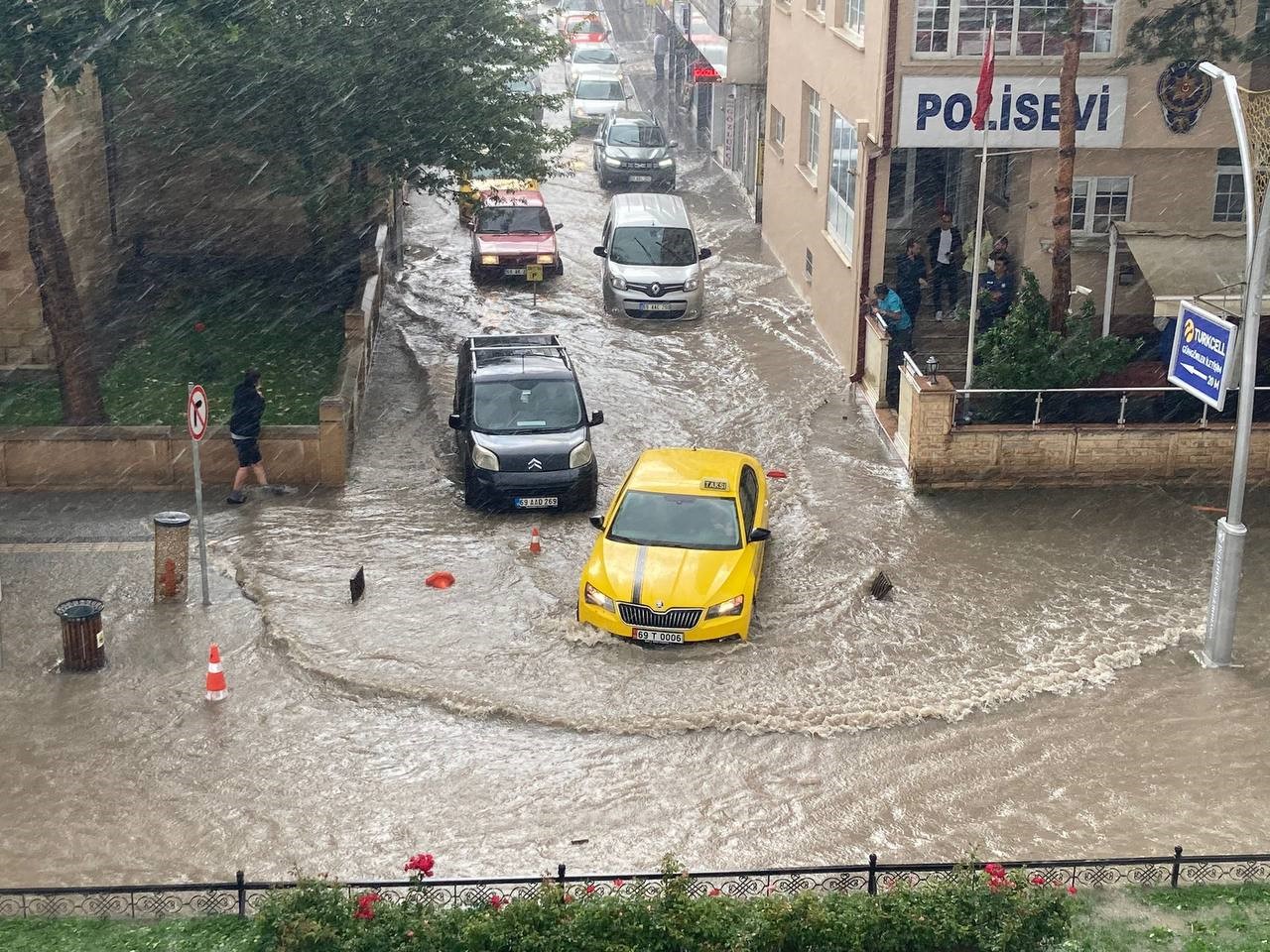 Bayburt’ta etkili olan sağanak nedeniyle cadde ve sokakları su bastı
