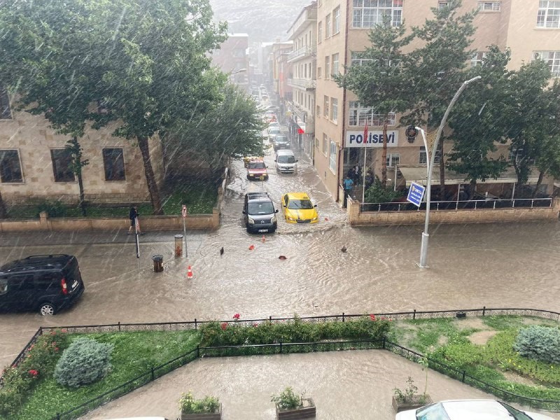 Bayburt’ta etkili olan sağanak nedeniyle cadde ve sokakları su bastı
