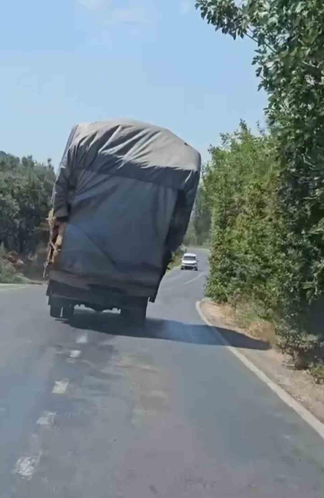 Bursa’da aşırı yükle seyreden kamyonet trafiği tehlikeye attı
