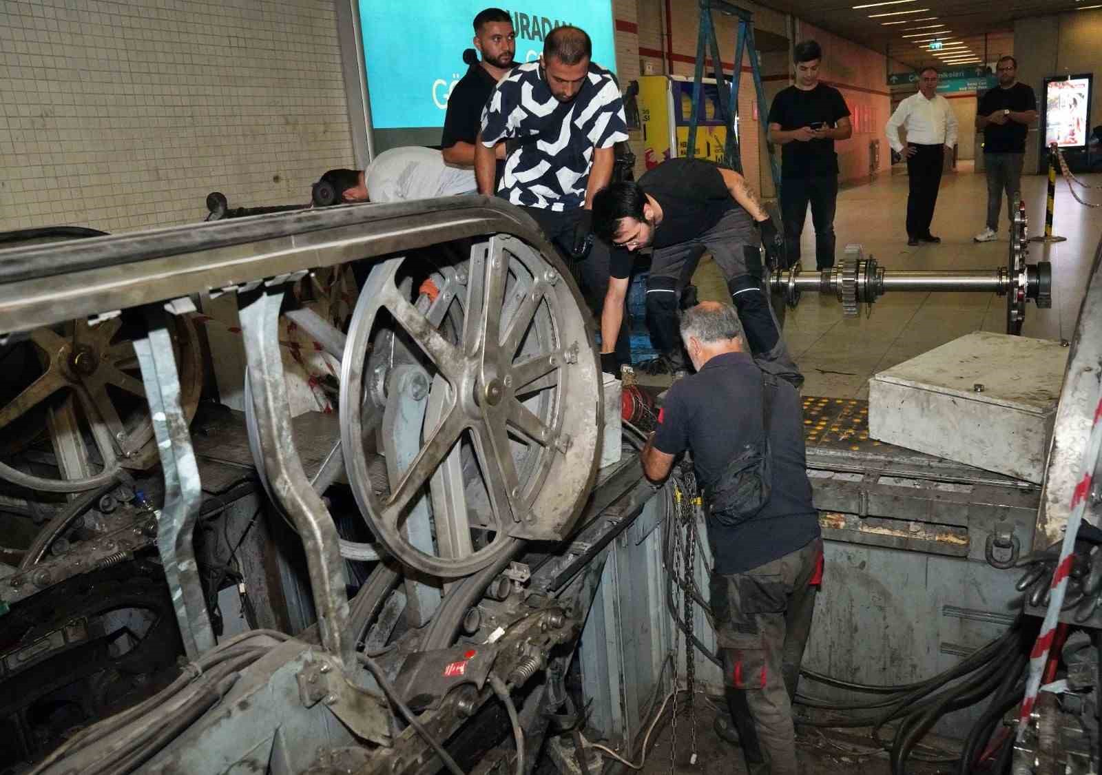 Metronun yürüyen merdivenlerinde kapsamlı bakım çalışması
