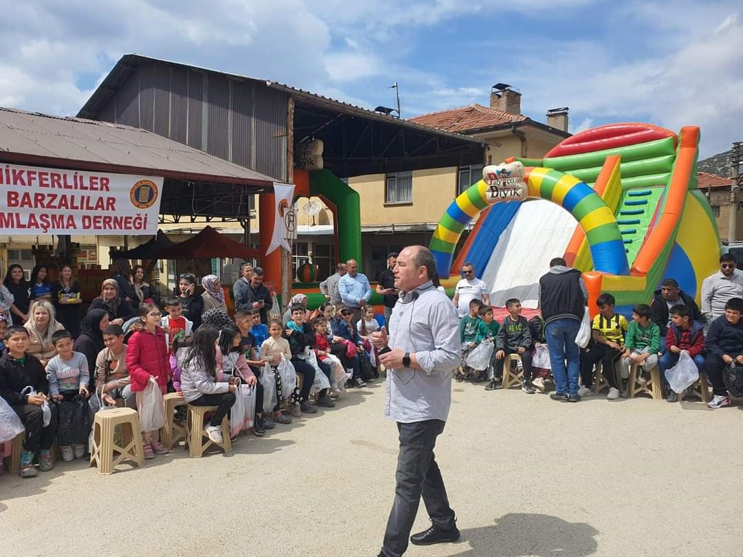 720 üniversiteliye burs veren dernek, ilk ve ortaokul öğrencilerinin yüzünü güldürüyor
