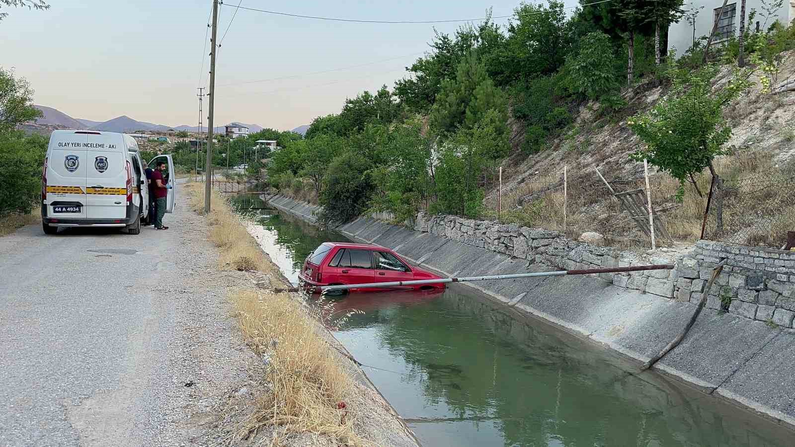 Yol verme kavgası sonrası yaşanan kazada araçlar sulama kanalına uçtu
