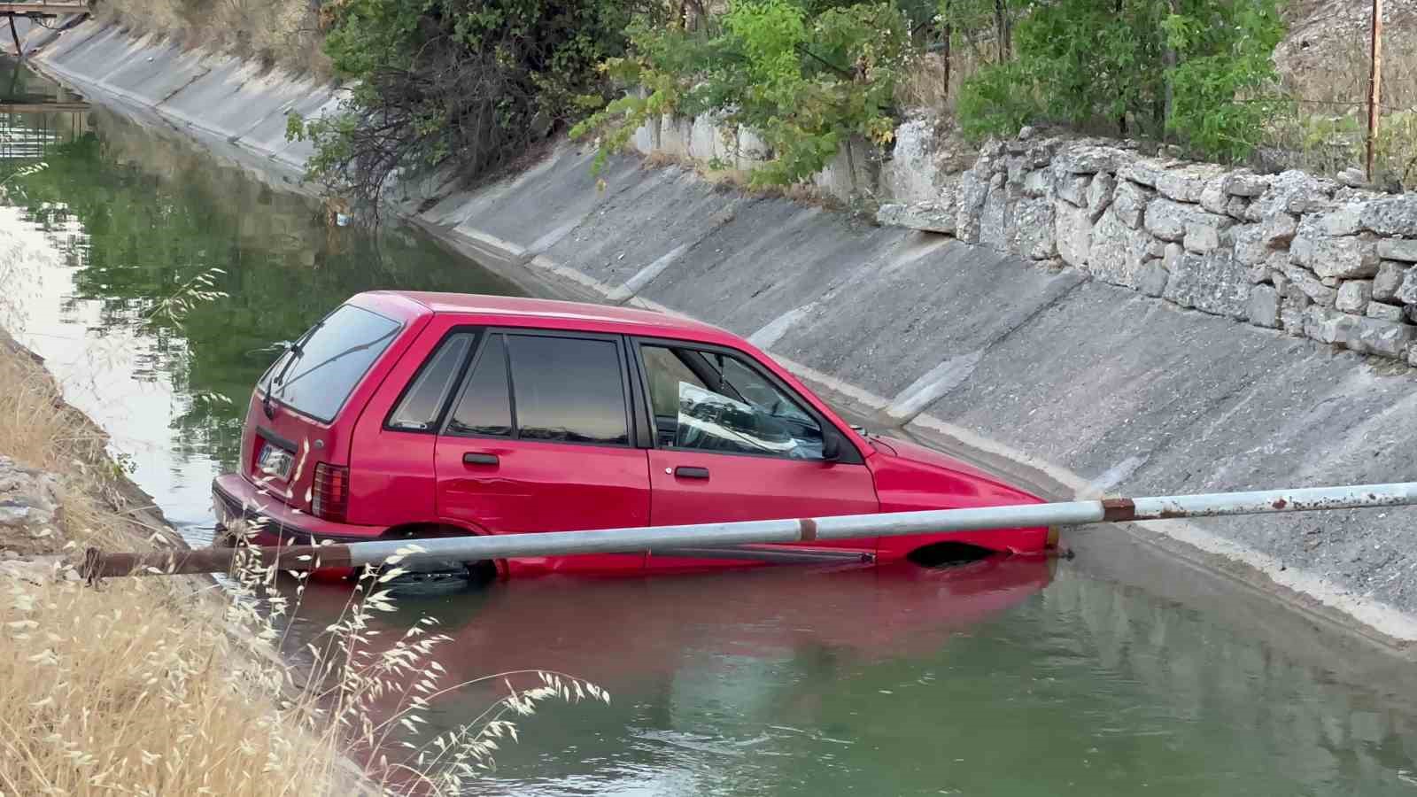 Yol verme kavgası sonrası yaşanan kazada araçlar sulama kanalına uçtu
