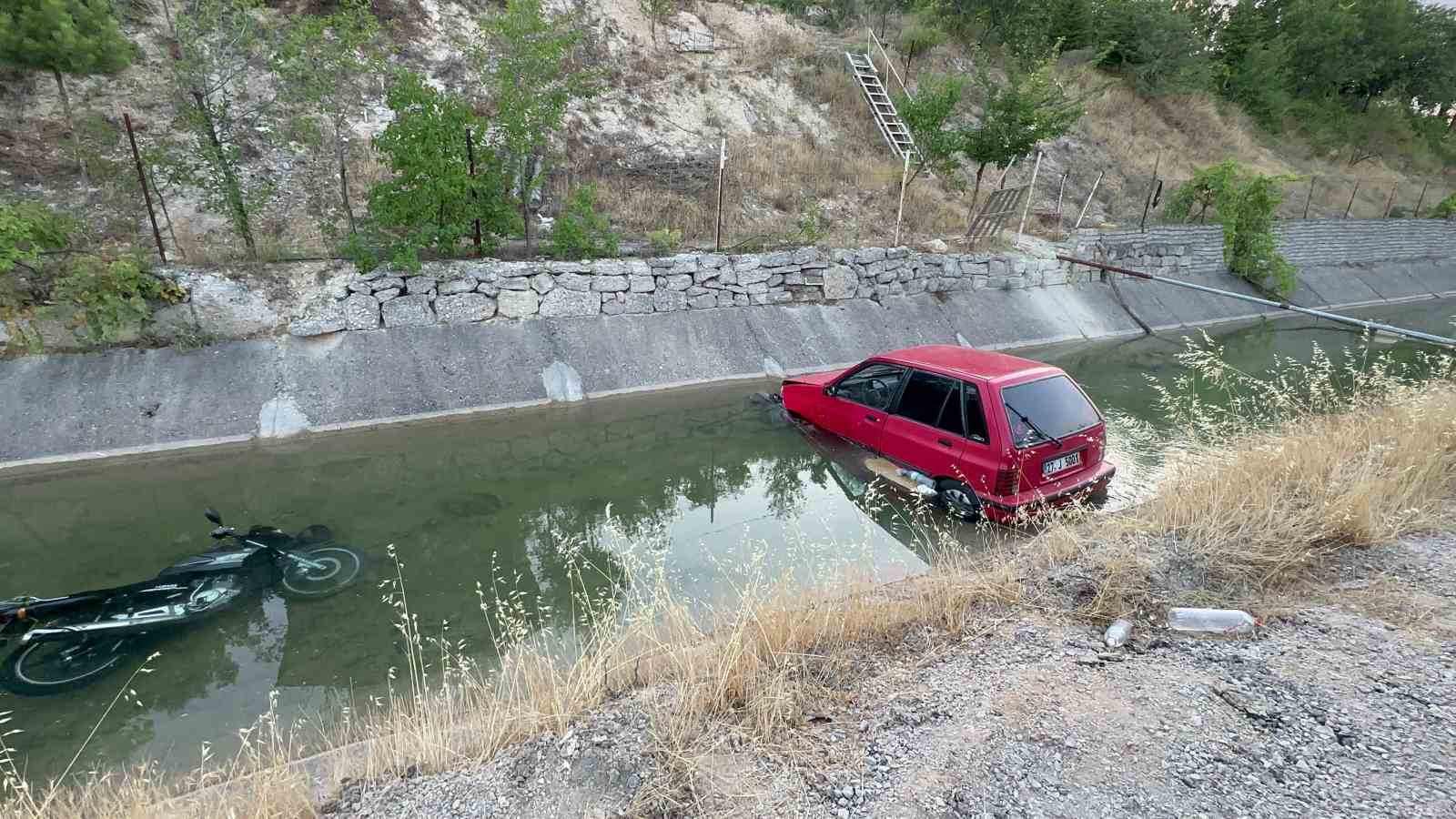 Yol verme kavgası sonrası yaşanan kazada araçlar sulama kanalına uçtu
