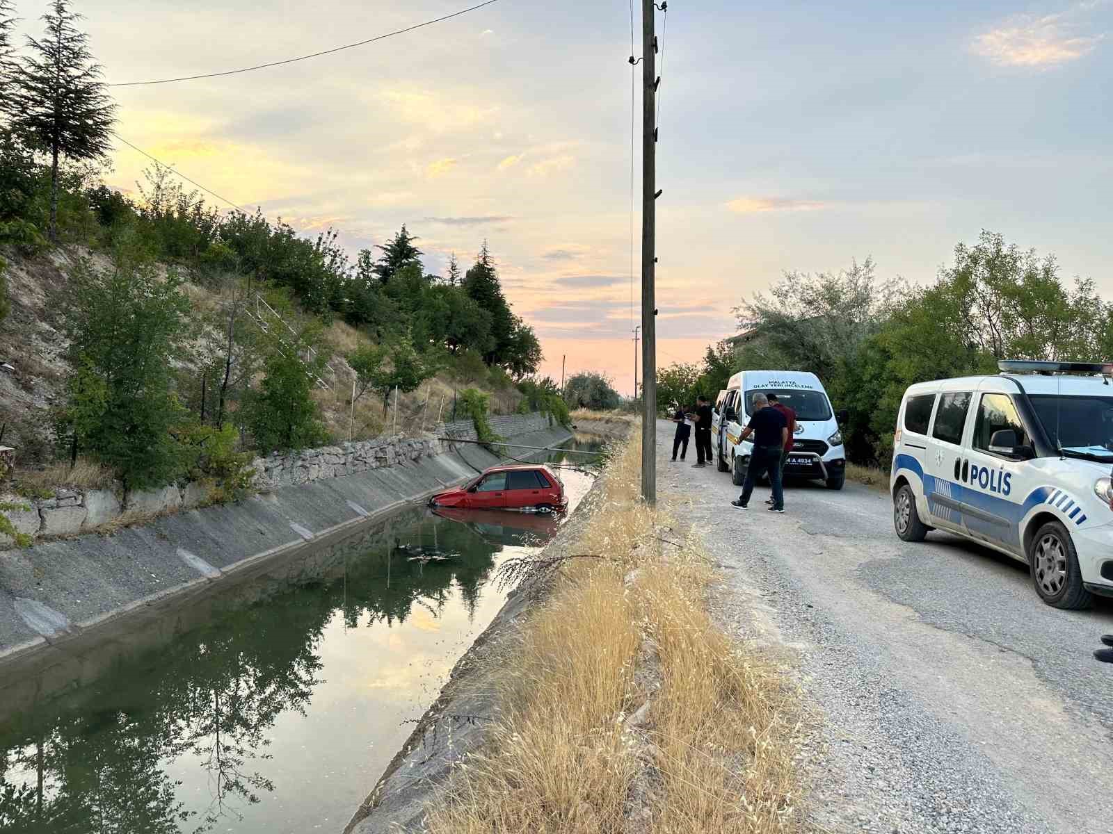 Yol verme kavgası sonrası yaşanan kazada araçlar sulama kanalına uçtu
