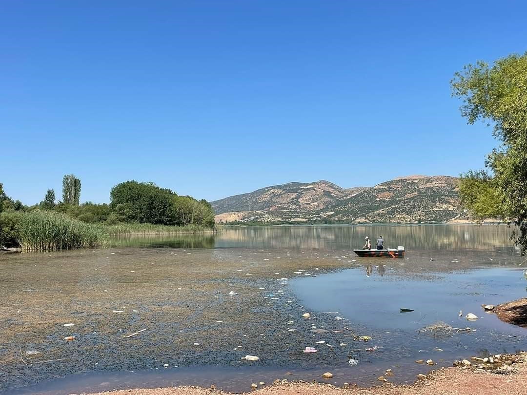 Doğa koruma ekipleri çöpleri temizliyor
