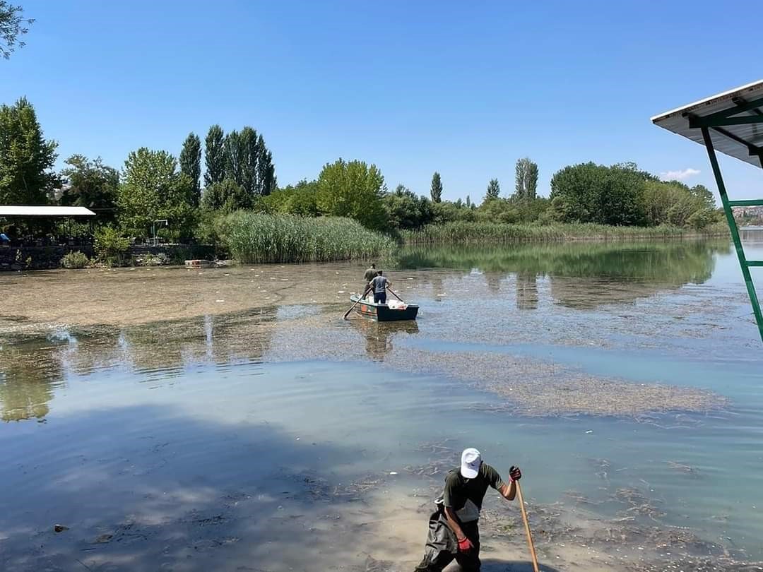 Doğa koruma ekipleri çöpleri temizliyor
