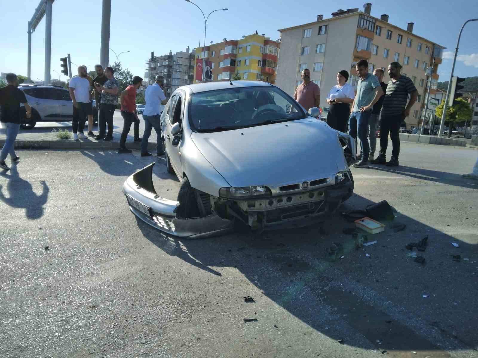 Refüje çarpan otomobilin sürücüsü yaralandı
