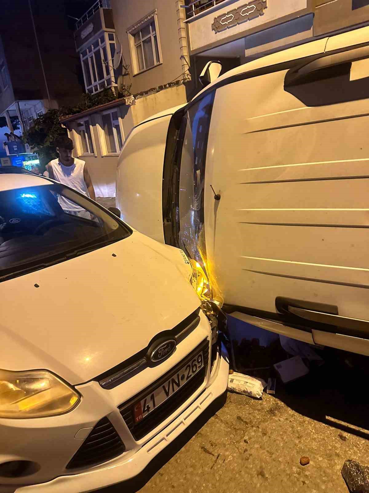 Yalova’da kontrolden çıkan hafif ticari araç 2 otomobile çarptı
