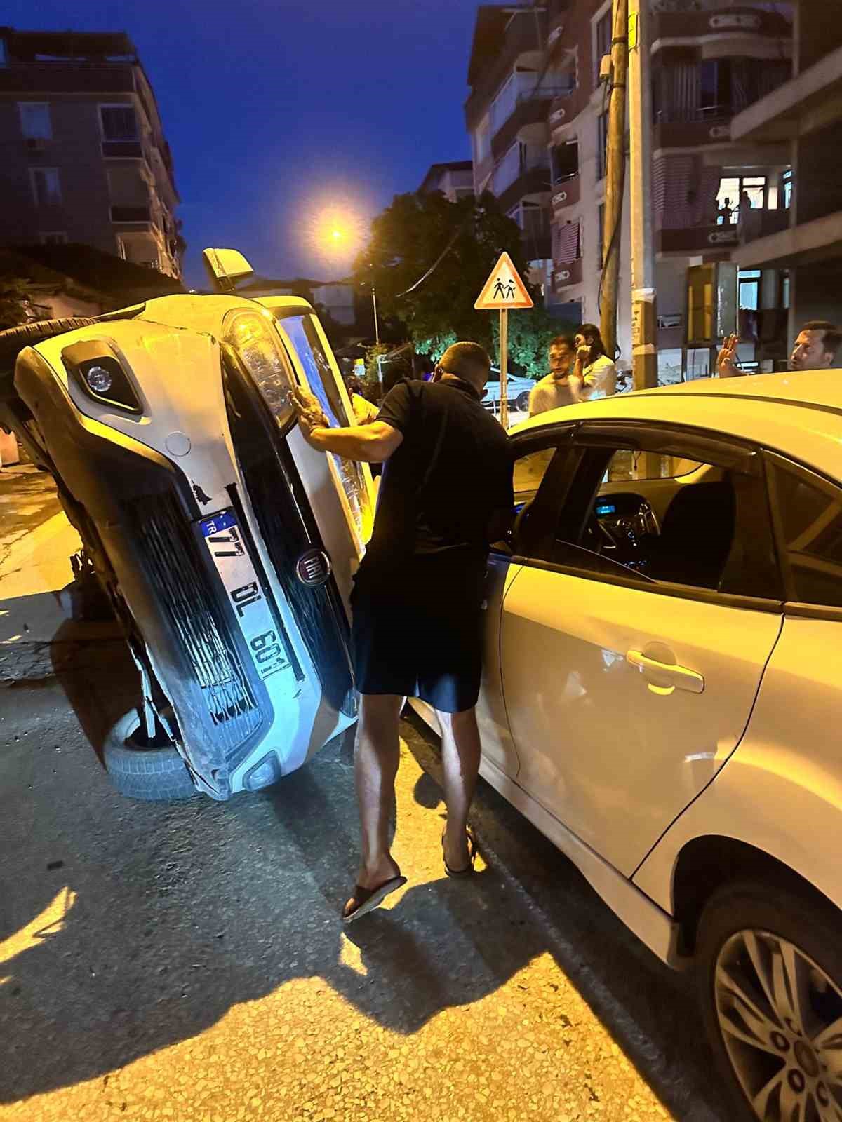 Yalova’da kontrolden çıkan hafif ticari araç 2 otomobile çarptı
