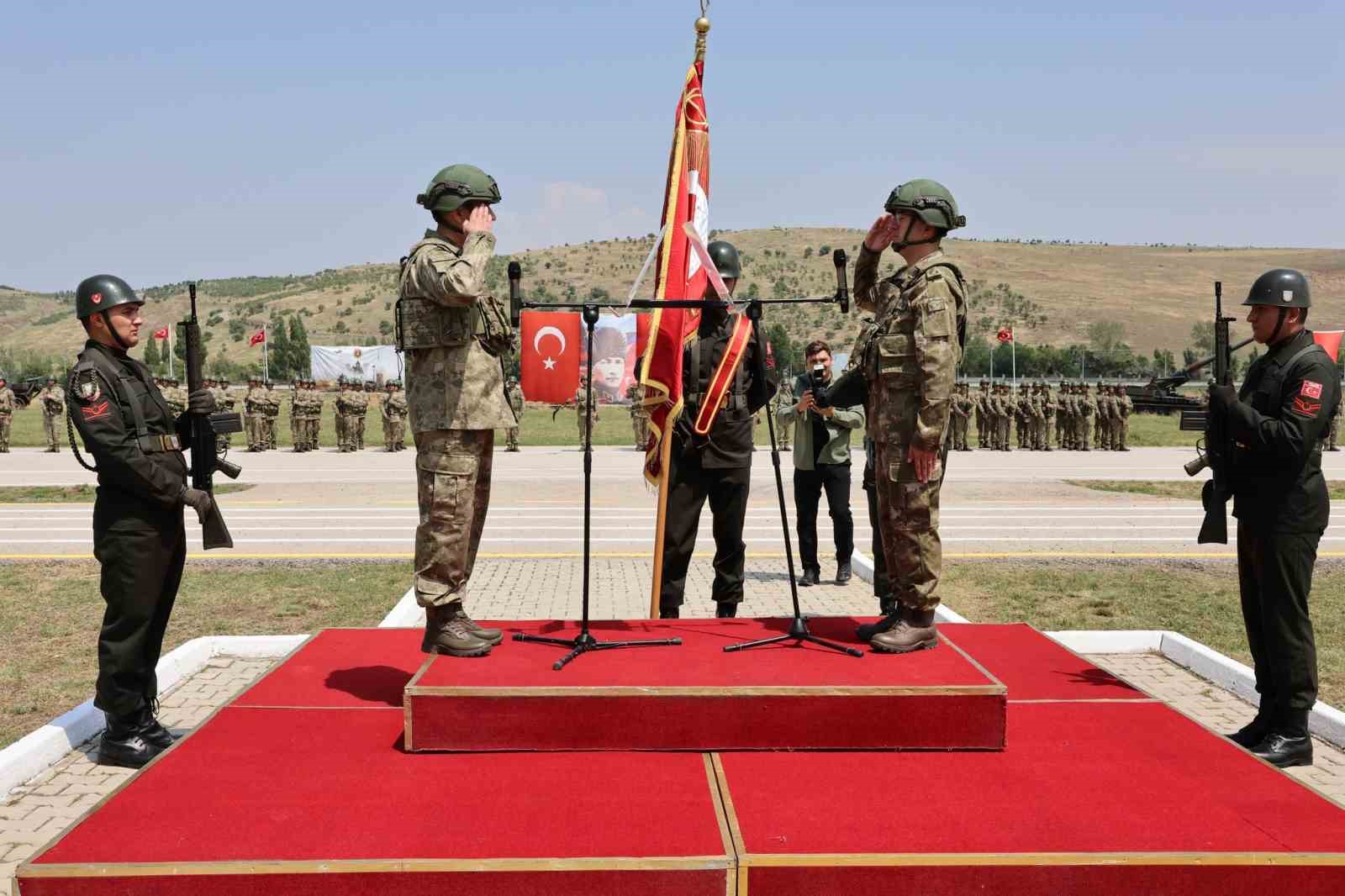 Alayda sancak devir teslimi coşkusu
