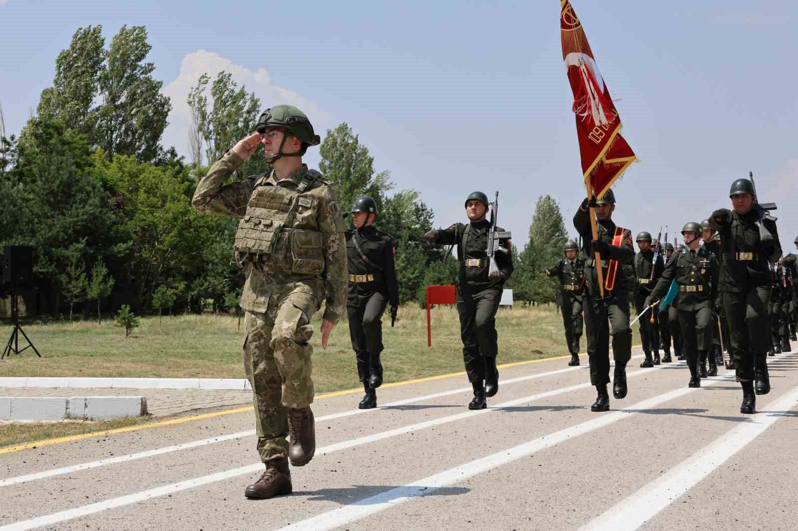 Alayda sancak devir teslimi coşkusu
